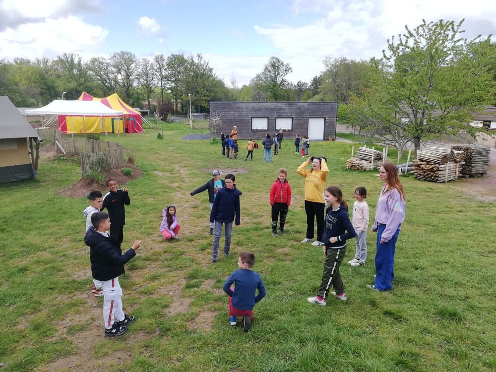 Jeu extérieur nature forêt brocéliande enfants animatrice